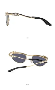 Detail der Y2K-Metall-Sonnenbrille mit funkelnden Strasssteinen an Seite und Rückseite