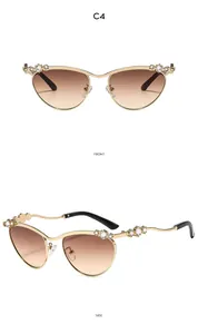 Detailansicht der C4 Gold-Cateye-Sonnenbrille mit Strasssteinen und Verlaufsgläsern