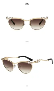 Vorder- und Seitenansicht der Y2K Katzenaugen-Sonnenbrille mit goldener Fassung und Strass