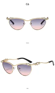 Vorder- und Seitenansicht der Y2K-Cat-Eye-Sonnenbrille mit Goldrahmen und Strasssteinen