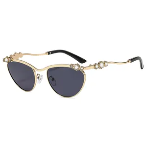 Y2K Damen Gold Cat-Eye Sonnenbrille mit Strasssteinen und dunklen Gläsern auf Weiß