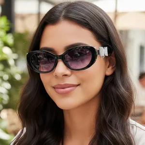 Lunettes de soleil œil de chat Y2K avec verres dégradés violets et papillon en diamant
