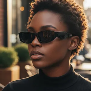 Occhiali da sole retrò hip-hop con montatura nera indossati da modella all'aperto