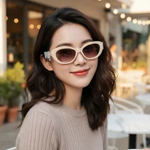 Lunettes de soleil œil-de-chat crème avec verres dégradés et nœuds en cristal