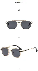 Vue de face et de profil de lunettes aviateur en métal doré avec verres gris et double pont