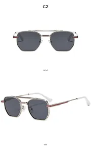 Vues de face et de profil de lunettes aviateur argentées avec détails en émail rouge