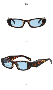 Dettaglio occhiali da sole squadrati leopardati con lenti azzurre e stanghette spesse
