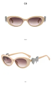 Vues frontale et latérale de lunettes de soleil œil-de-chat beiges avec nœud argenté