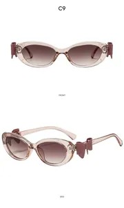Vue détaillée de lunettes de soleil œil-de-chat avec nœuds roses scintillants