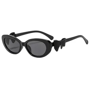 Lunettes de soleil œil de chat rétro noires avec détail de nœud papillon 3D sur les branches