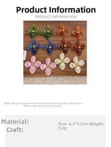 Détail de boucles d'oreilles fleurs en acrylique en douze couleurs sur bois