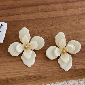 Détails de boucles d'oreilles fleurs crème avec centre doré et petit strass brillant