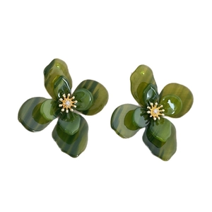 Boucles d'oreilles fleurs en acrylique vert olive à double couche et centre doré