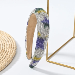 Dettaglio della fascia imbottita con stelle di strass colorati su supporto dorato