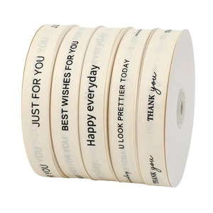 Set of 5 cream-colored ribbed polyester ribbons with English greetings for gift wrapping