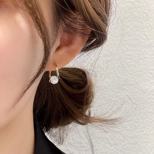 Élégantes créoles dorées pour femmes avec un zircon rond étincelant sur le lobe de l'oreille