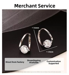 Détail de boucles d'oreilles créoles en argent avec zircon rond, hauteur 16mm