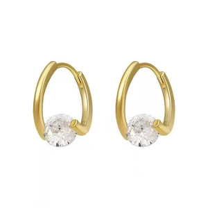 Boucles d'oreilles créoles dorées minimalistes avec grand zircon rond sur fond blanc