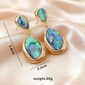 Détails des boucles d'oreilles goutte vintage montrant 5,8 cm de haut et 2,4 cm de large