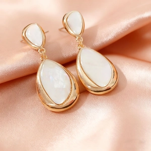 Boucles d'oreilles pendantes dorées vintage avec inserts en nacre iridescente