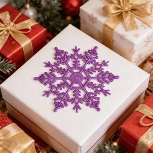 Boîte cadeau de Noël blanche avec flocon pailleté violet et rubans décoratifs