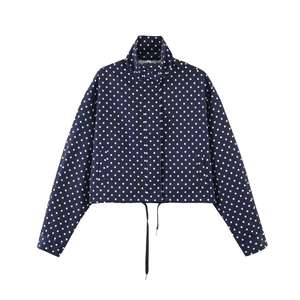 Details der dunkelblauen Polka-Dot-Jacke mit Stehkragen und verstellbarem Kordelzug am Saum