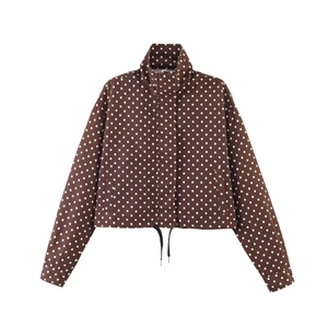 Details der kaffeebraunen Polka-Dot-Jacke mit Stehkragen und verstellbarem Kordelzug