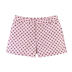 Detailansicht der rosa gepunkteten Shorts mit Gürtelschlaufen und Seitentaschen