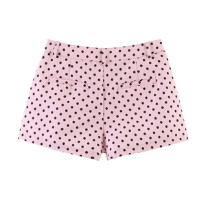Detailansicht der rosa gewebten Shorts mit schwarzen Punkten und Gürtelschlaufen