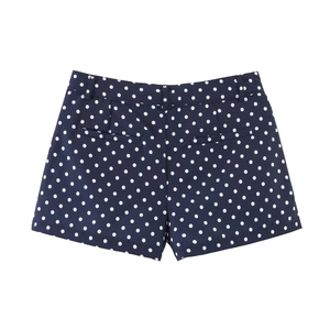 Detailansicht der dunkelblauen gepunkteten Shorts mit Taschen und Saumaufschlag