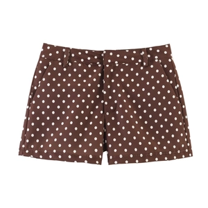 Detail von braunen Polka-Dot-Shorts mit Seitentaschen und Gürtelschlaufen im Retro-Stil