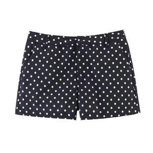 Detailansicht von schwarzen High-Waist-Shorts mit weißen Punkten und Seitentaschen