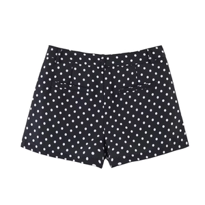 Detailansicht der gepunkteten Shorts mit hoher Taille, Gesäßtaschen und weitem Beinschnitt