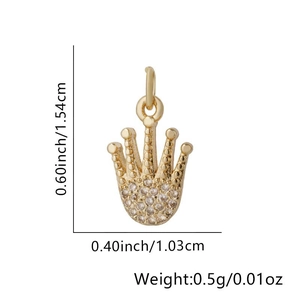 Détail macro d'un pendentif couronne en or de 1,54x1,03 cm orné de pierres précieuses