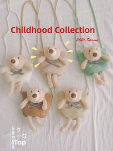 Vue à plat de cinq sacs en paille pour enfants avec ours en peluche de différentes couleurs
