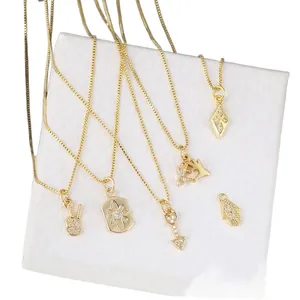 Ensemble de colliers plaqués or avec pendentifs étoile et fleur ornés de zircons fins
