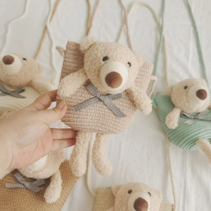 Sac bandoulière enfant en paille avec ours en peluche et joli nœud papillon en tissu