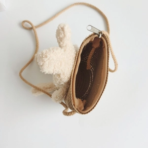 Détail du sac en paille tressée pour enfants avec ours en peluche et fermeture éclair