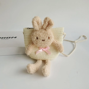Détail du sac à bandoulière en paille avec peluche lapin et fermeture éclair en métal