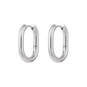 Dettaglio di orecchini a cerchio ovali in argento lucido con design minimalista