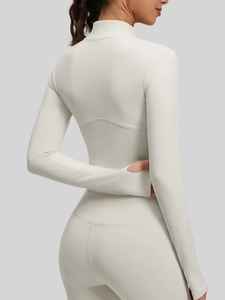 Aansluitende yogaset met nauwsluitende top met opstaande kraag en legging in lichtgrijs