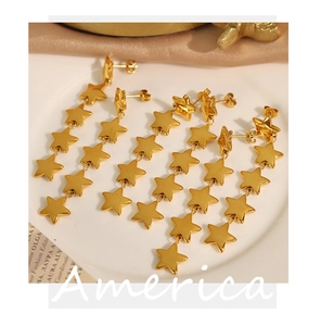 Détail des boucles d'oreilles vintage en acier inoxydable doré 18 carats à cinq étoiles