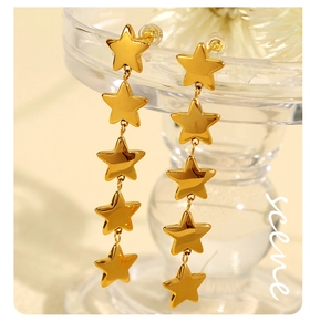 Détail des boucles d'oreilles pendantes en acier inoxydable doré 18k avec cinq étoiles