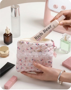 Borsa cosmetica rosa trapuntata con fiori, motivo orsetto e bordo in pizzo bianco