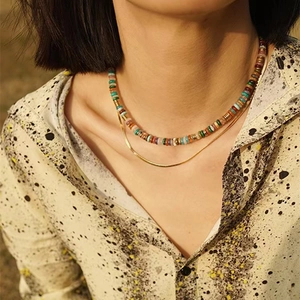 Collier double rang de style bohème avec perles colorées et chaîne serpent dorée élégante
