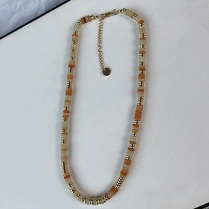 Vue détaillée des perles en pierres semi-précieuses avec fermoir doré et extension