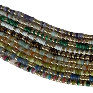 Collier fait main avec perles en pierres semi-précieuses naturelles et intercalaires dorés