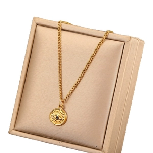 18k vergoldete Evil Eye Halskette mit Kristallen auf Satin-Schmuckkästchen Hintergrund