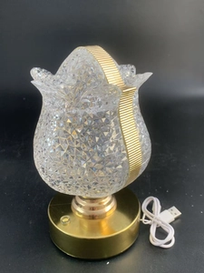 Detail of tulip crystal table lamp featuring diamond-cut texture and golden metal base