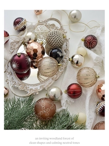 Detalle de bolas de Navidad champán y rojo vino con motivos brillantes en una bandeja